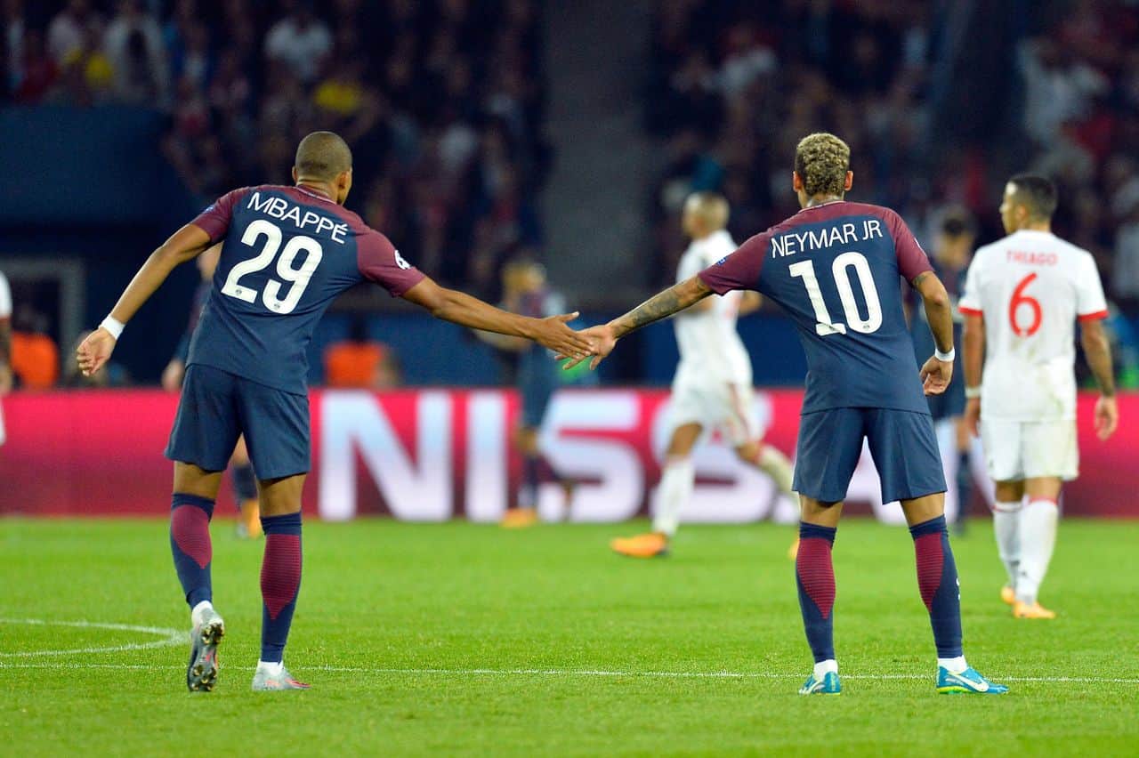 Mbappé und Neymar während einem Fussballspiel